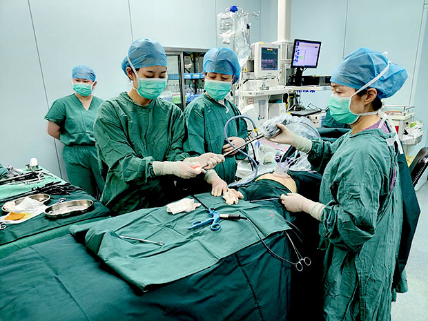 我院妇产科成功开展首例经脐单孔腹腔镜手术.jpg